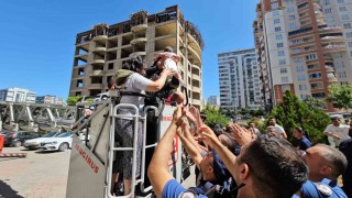 Yangında mahsur kalanlar kurtarılmaya başlandı, çocuklarına kavuşan aileler gözyaşlarına boğuldu