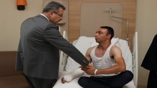 Yaralanan bekçiyi hastanede ziyaret etti