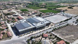 Yarı olimpik havuzlu ve FIFA standartına uygun sahalarıyla, Karataya dev spor kompleksi