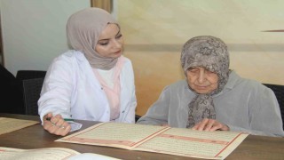 Yaşlılar bu merkezde hayata bağlanıyor