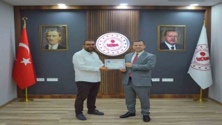 Yavru kediyi kurtarıp, üç şehir gezdirdikten sonra annesine kavuşturan öğretmene Kaymakamdan başarı belgesi