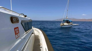 Yelkenli tekne ile insan kaçakçılığı yapan 2 kişi yakalandı