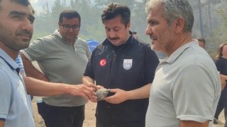 Yenişehir Belediye Başkanı Özel, yangından etkilenen kaplumbağaya suyla müdahale etti