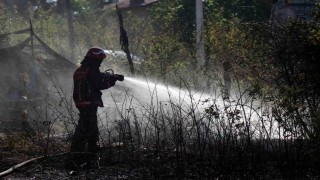 Yerleşim alanına yakın ormanlık alanda korkutan yangın: Mahalleli sokağa döküldü