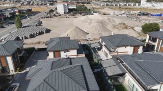 Yerleşim yerinde kurulan hafriyat deposu mahalle sakinlerini isyan ettirdi