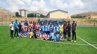 Yeşil sahada Akkışla - Palas Dostluğu