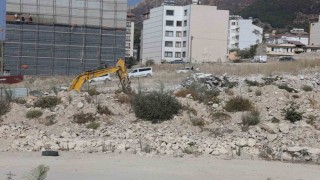 Yıktığı binanın altında kalmaktan saniyelerle kurtuldu, korku dolu anlar kamerada