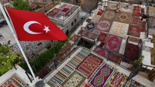 Yıllanmış halılar serildi, renk cümbüşü ortaya çıktı