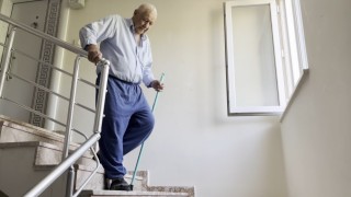 Yılların asansör sorunu yaşlı çifti evde hapis hayatı yaşatıyor