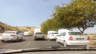 Yol kenarına park eden sürücüler kaputu açıp bekledi