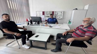 Yol kenarında bulduğu altınları sahibine teslim etti