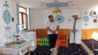 Yol kenarındaki cami yolcuların uğrak yeri