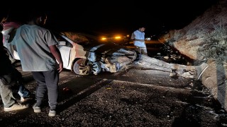 Yola çıkan hayvana çarpmamak için manevra yapan araç beton duvara çarptı