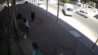 Yola kontrolsüz çıkan minibüs kazaya neden oldu