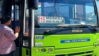 Yolcuyu demir sopa aile kovaladığı iddia edilen otobüs şoförü, polis gelince bıçağını boynuna dayadı