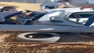 Yoldan çıkan araç bariyerlere ve direğe çarptı: 2 yaralı