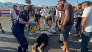 Yoldan görüntü alırken cama düşen motosiklet sürücüsüyle ne uğradıklarını anlayamadılar