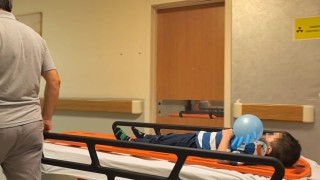 Yolun karşısına geçen aileye otomobil çarptı : 1i ağır 4 yaralı