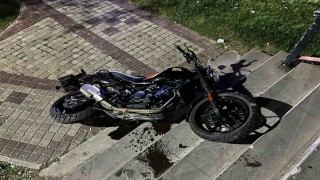 Yolun karşısına geçmeye çalışan yayalara motosiklet çarptı: 1i ağır 4 yaralı