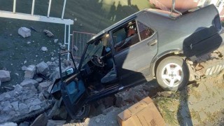 Yozgatta kontrolden çıkan otomobil okulun bahçesine uçtu