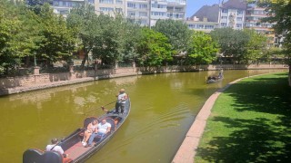 Yüksek sıcaklıklara rağmen turistler gondollardan vazgeçmedi