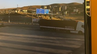 Yüksekovada sinyalizasyon direğine çarpan tır güvenlik kamerasına yansıdı