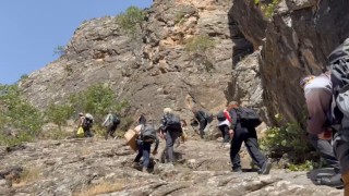 Yüksekovalı dağcılar, önce doğa yürüyüşü yaptı, ardından Avaşin deresinde yüzüp halay çekti