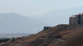Yüksekovayı toz bulutu kapladı: Cilo dağları gözden kayboldu