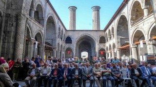 Yunus Emre Erzurumda gönülleri mest etti