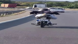 Yürekleri ağıza getiren tehlikeli sürüş: Kendileri geberiyor, diğer sürücülerin de başını yakıyorlar