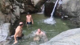 Yusufelinde sıcak havadan bunalan gençler Ayı Hamamında serinliyor