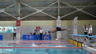 Yüzme bilmeyen kalmasın projesi çerçevesinde kamu personelleri kozlarını havuzda paylaştı