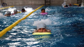 Yüzme havuzu ile hem yarışmalara hazırlanıyorlar hem serinliyorlar