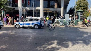 Zafer Bayramı kutlamalarında polisin gözü önünde bisikletiyle tek teker kaldırdı