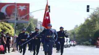 Zafer Bayramı, resmi geçit töreni ile coşkuyla kutlandı