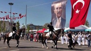 Zafer Bayramı sevinci meydanlara taşındı