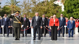 Zafer Bayramı törenine Antalyada vatandaşlar ve turistler de eşlik etti