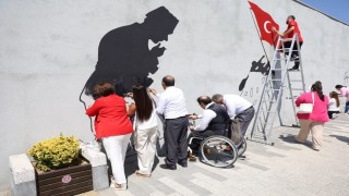 Zafer ruhu, Şehitlik Abidesi duvarlarına yansıtıldı