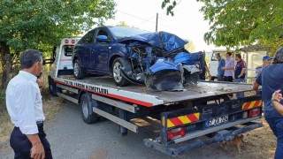 Zonguldakta direksiyon hakimiyetini kaybeden otomobil ağaca çarptı