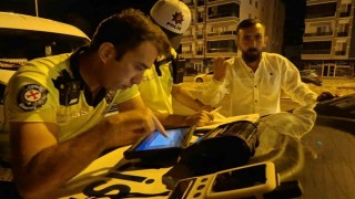 0.03 promil fazla çıkınca ehliyeti alındı, polise itiraz edip gazeteciye tepki gösterdi