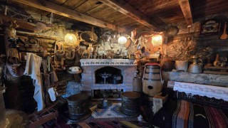 10 parça ile başladı, şimdi yüzlercesini evinde sergiliyor