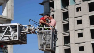 13. katta iskelede mahsur kalan işçileri itfaiye kurtardı