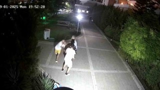 13 yaşındaki çocuğu site ortasında dövdü, o anlar güvenlik kamerasına yansıdı