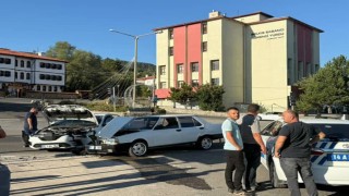 2 otomobil kafa kafaya çarpıştı