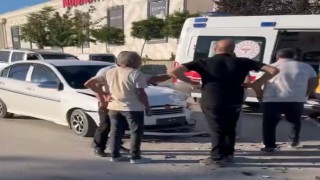 2 otomobil kafa kafaya çarpıştı: 4 yaralı