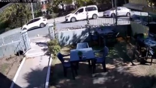 3 aracın karıştığı zincirleme kaza kamerada