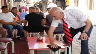 30 yıldır kravatla çay servisi yapıyor