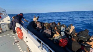 36 düzensiz göçmenin bulunduğu lastik bot arızalanınca Sahil Güvenlik kurtardı