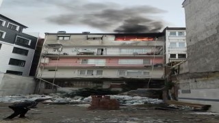 4 katlı apartmanda çıkan yangın panik yaşattı