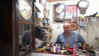 4 metrekarelik dükkanda zamana ayar veriyor